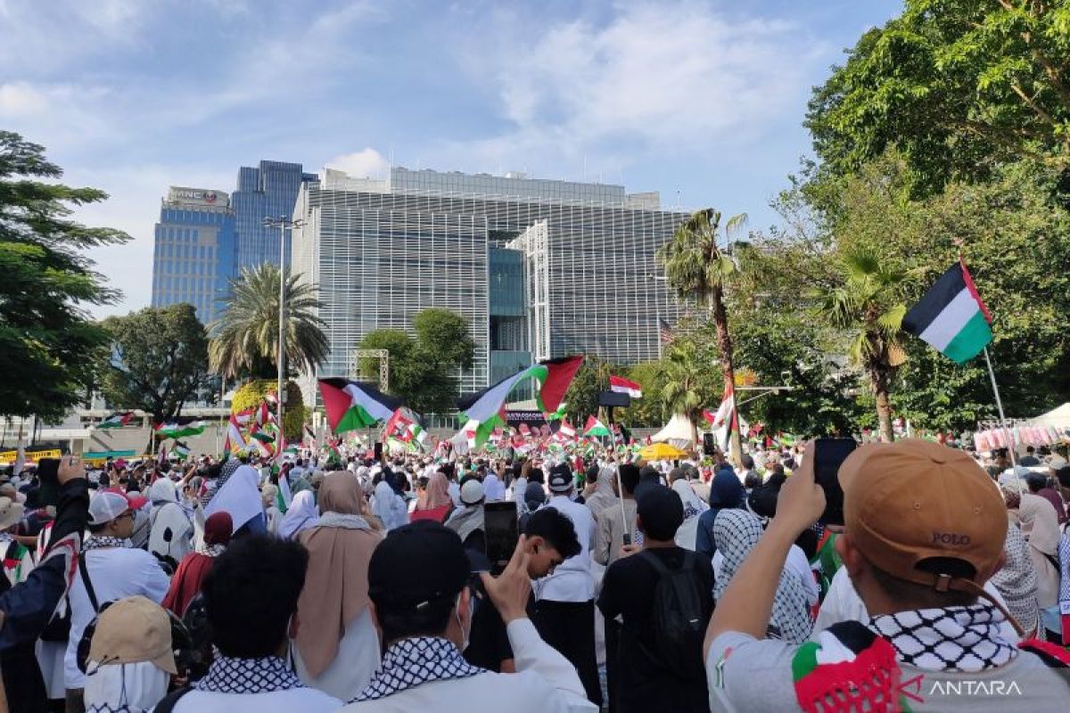 Condolences for Fallen TNI Soldiers: Thousands Join Protest in Front of US Embassy