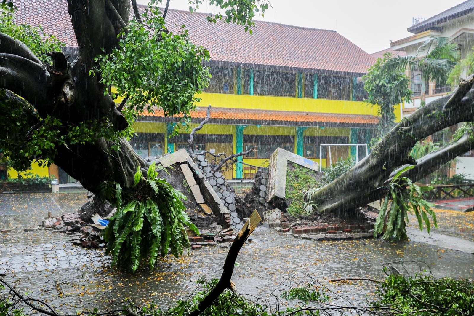 Bandung Mayor Inspects Disaster Sites, Ensures Rapid Cross-Departmental Response