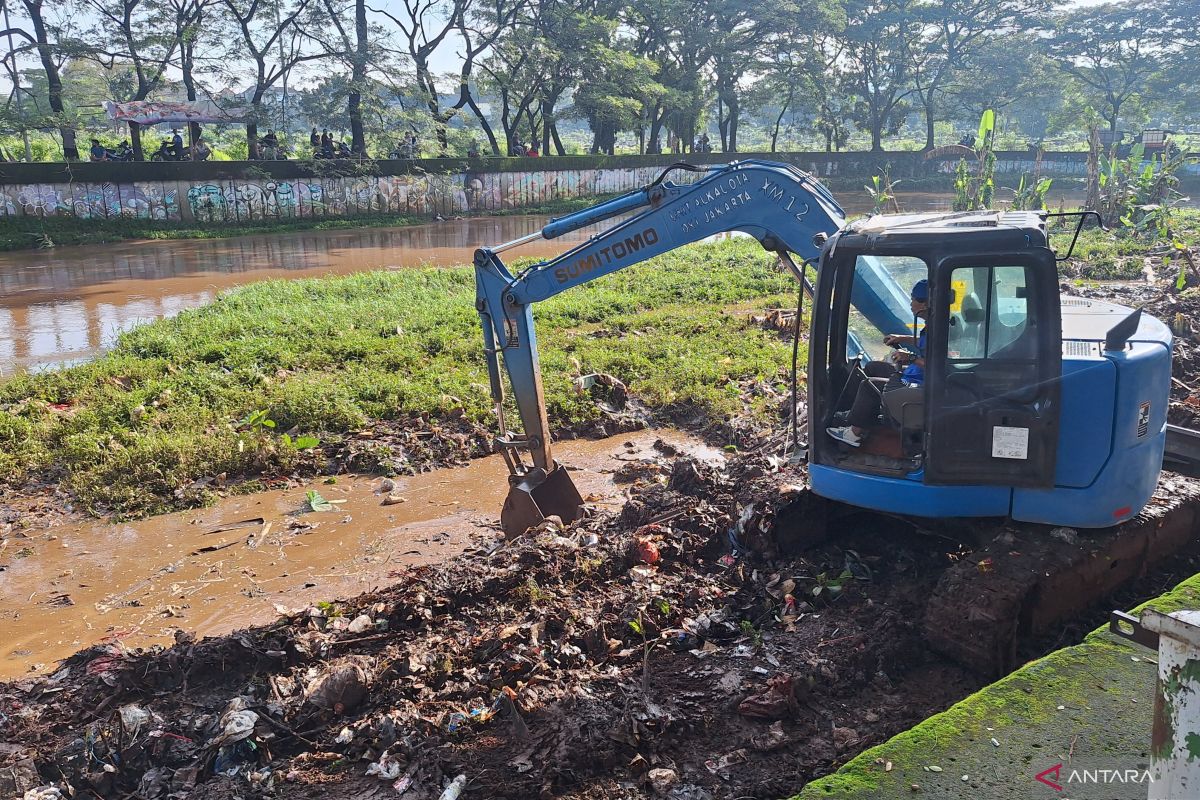 South Jakarta City Government Dredges Pesanggrahan River Through Large-Scale Community Work