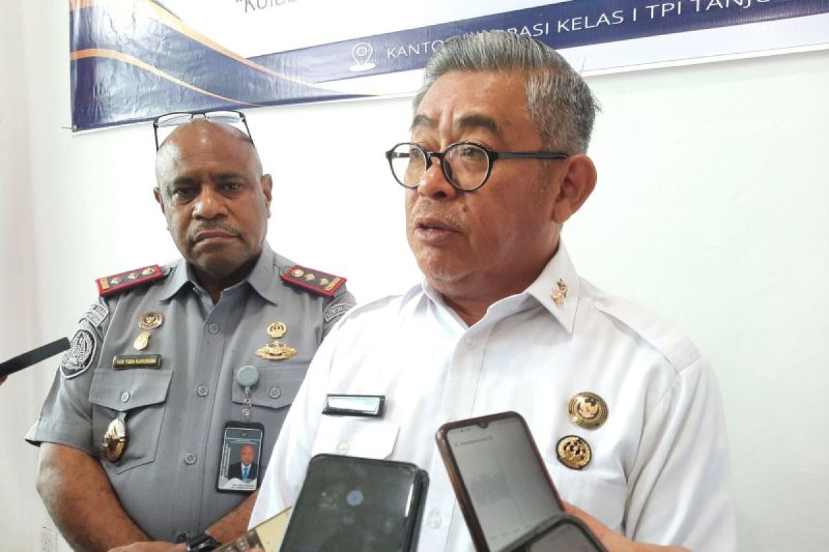 Batam immigration chief suspended over tourist extortion allegations