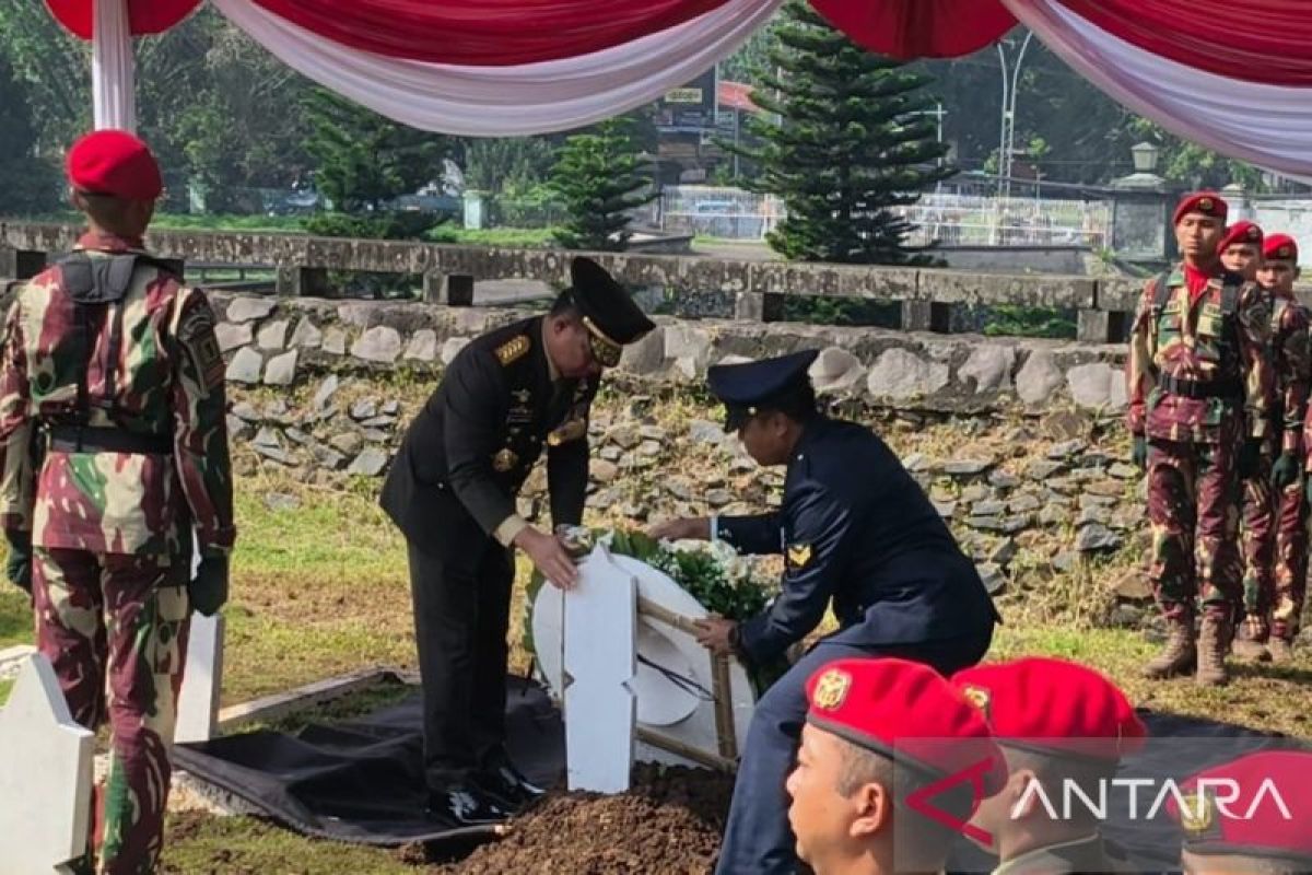 Military commander leads funeral for late peacekeeper in Bandung