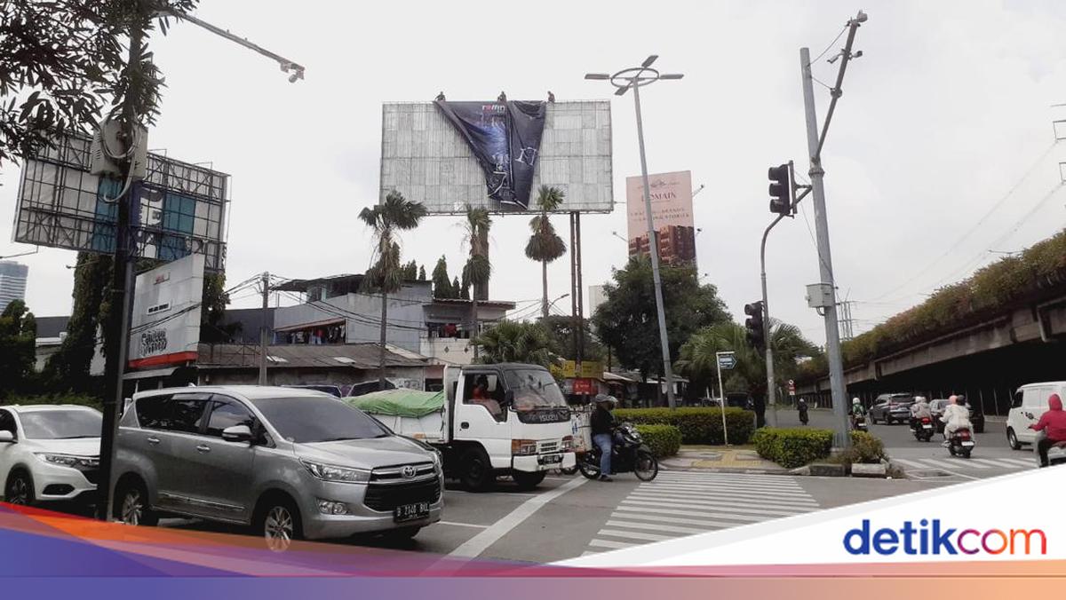 Disturbing Residents, 'I Must Die' Billboard Removed by DKI Satpol PP