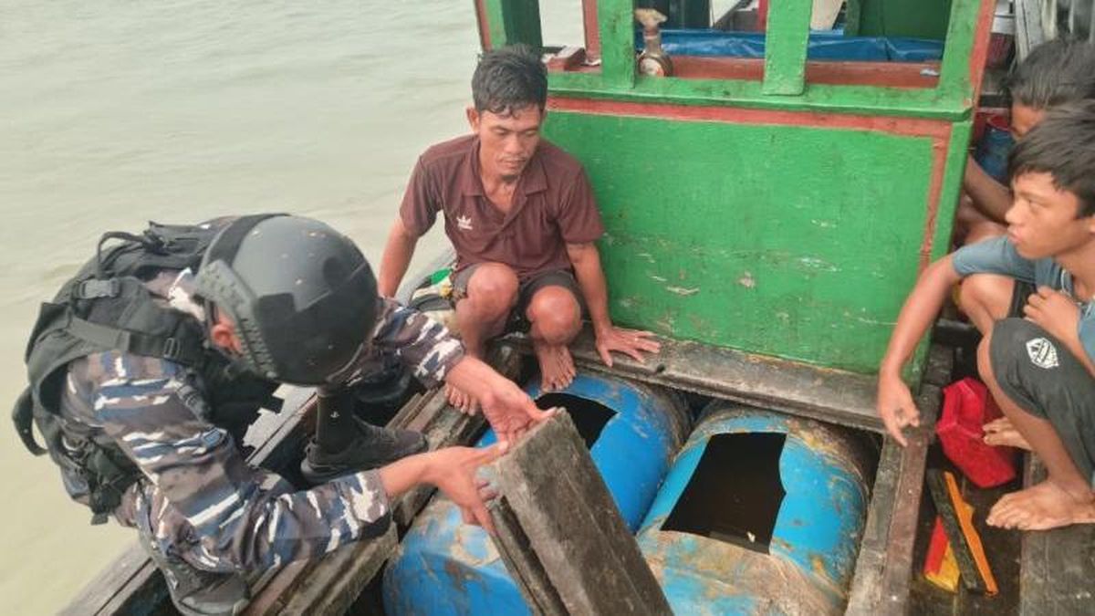 Indonesian Warship Intercepts Suspected CPO Oil Pirates in Rupat Strait