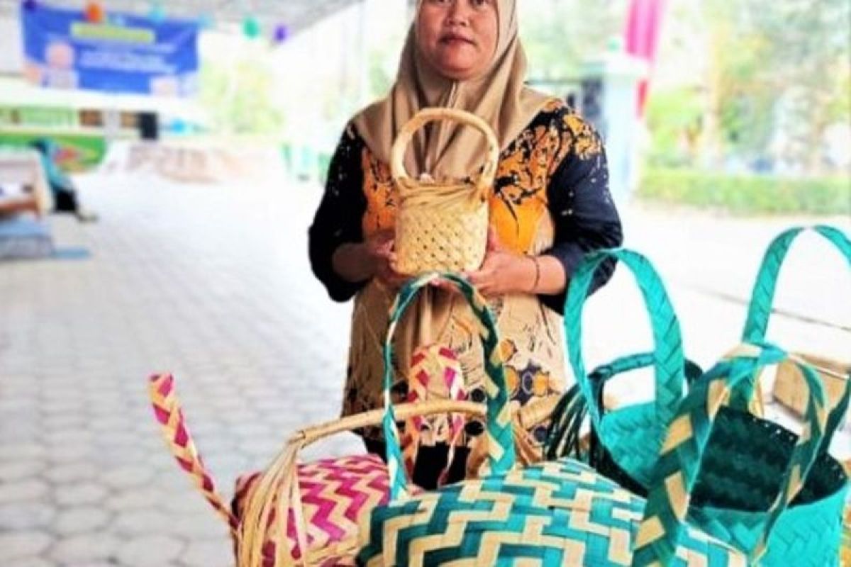 Magetan Bamboo Basket Craftsmen Persist by Adapting to Market Demands