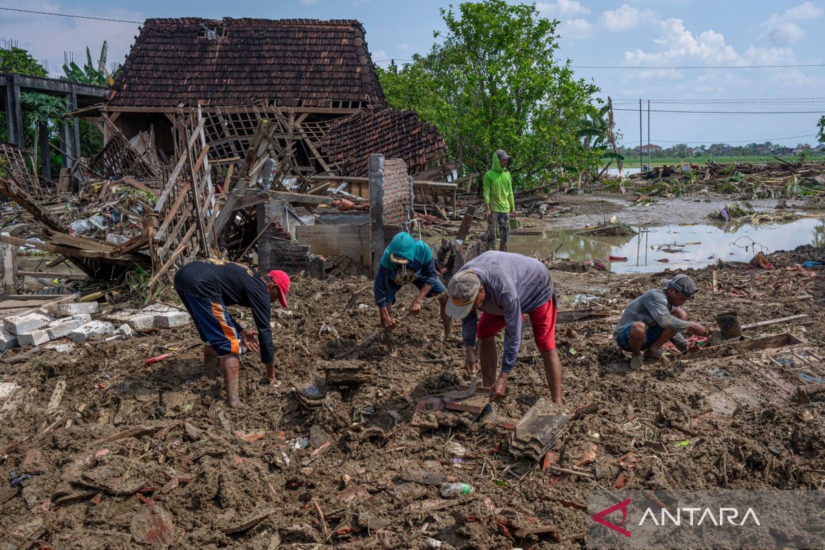 Demak Flood Victims Begin Returning Home