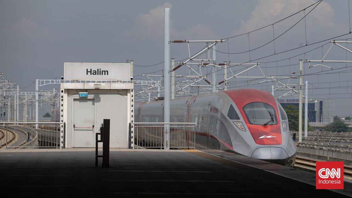 Whoosh Train Comes to a Sudden Halt in Kopo as Flying Tin Sheet Enters Track