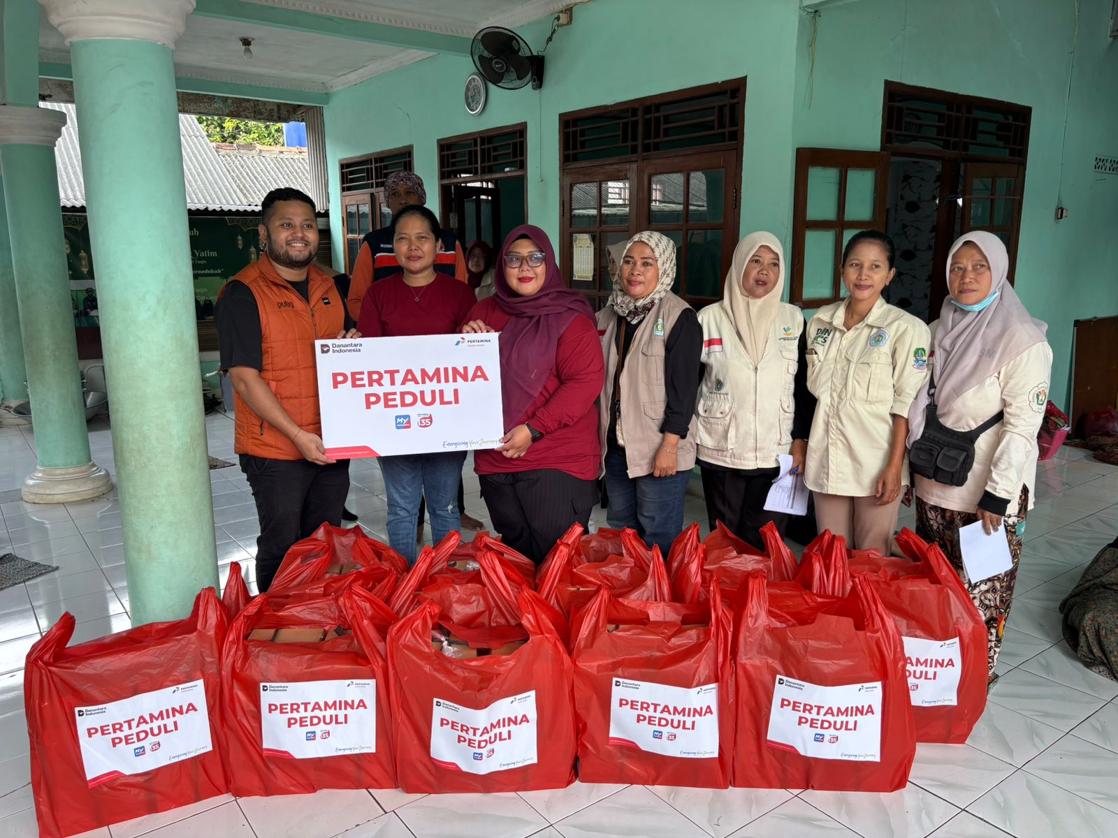 Pertamina Patra Niaga Regional JBB Assists Fire-Affected Residents at SPBE Cimuning