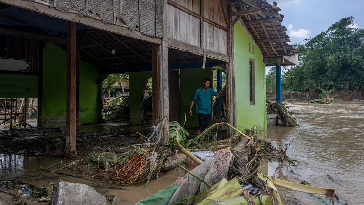 Wealth Swept Away by Demak Flood, Only Hajj Certificate Remains