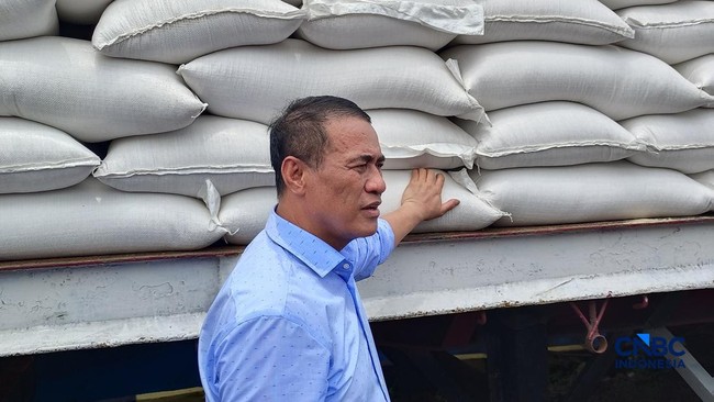 Inspecting Bulog Warehouse, Agriculture Minister Claims Highest Rice Stock in History