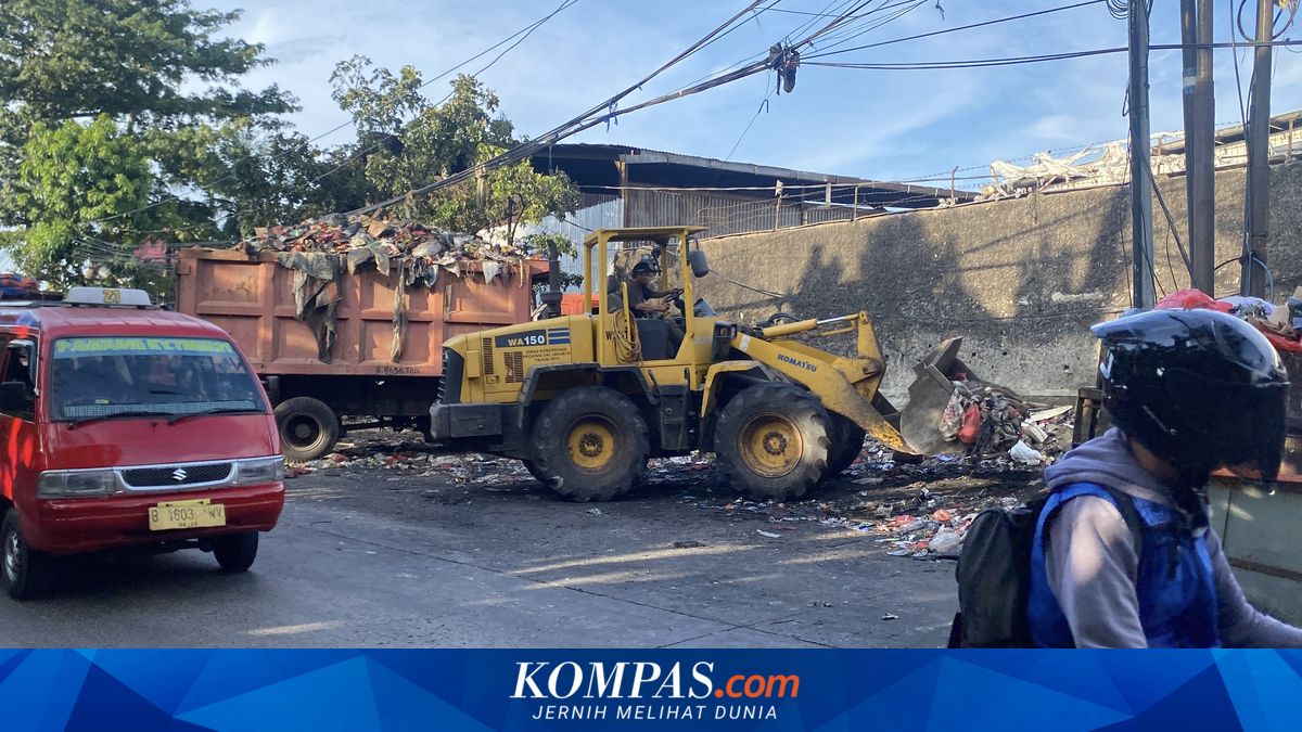 Rubbish Mountain in Front of East Cakung SPPG Removed by Six Trucks