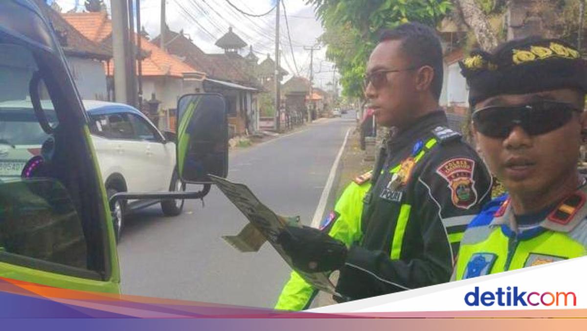 Sand Trucks Defy Ban and Cross Pemedek Route in Besakih