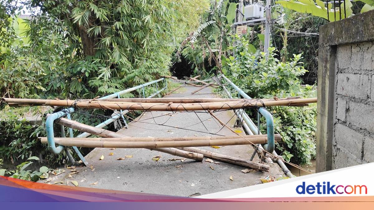 Becoming a Wild Dumping Ground, Residents Block Shortcut Road from Kerobokan to Dalung