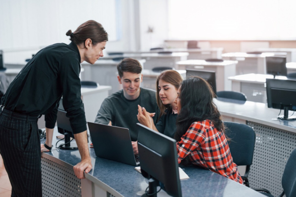 Critical Thinking Crisis: How AI is Homogenising University Students' Thought Processes