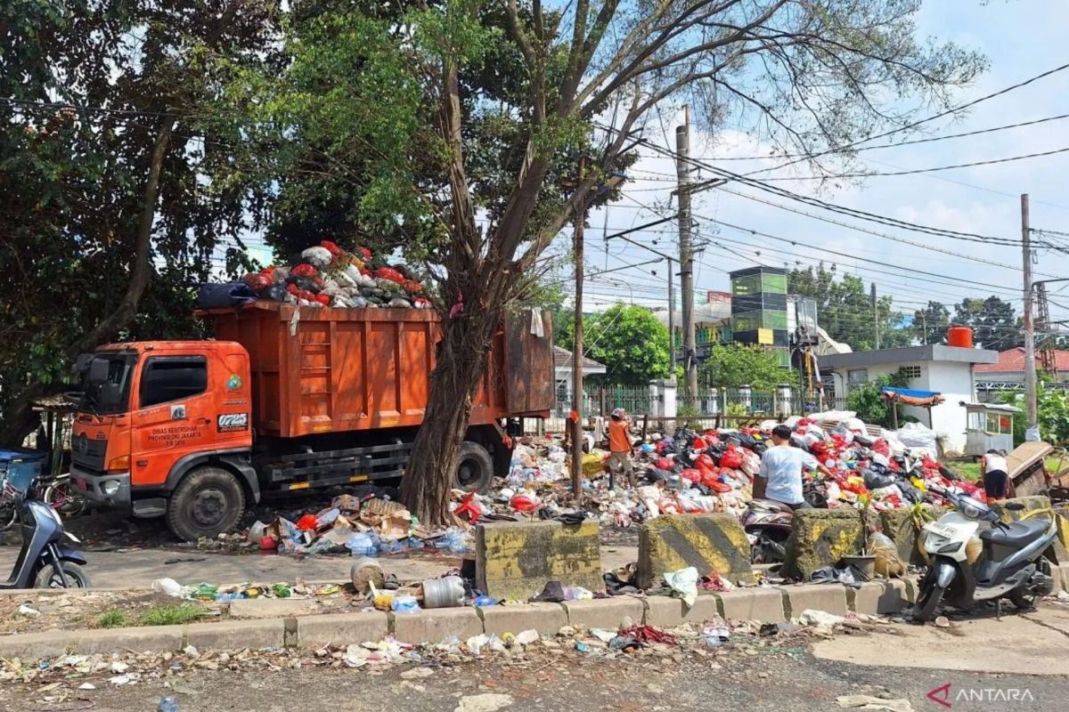 South Jakarta Environmental Agency Deploys 190 Trucks to Handle Waste