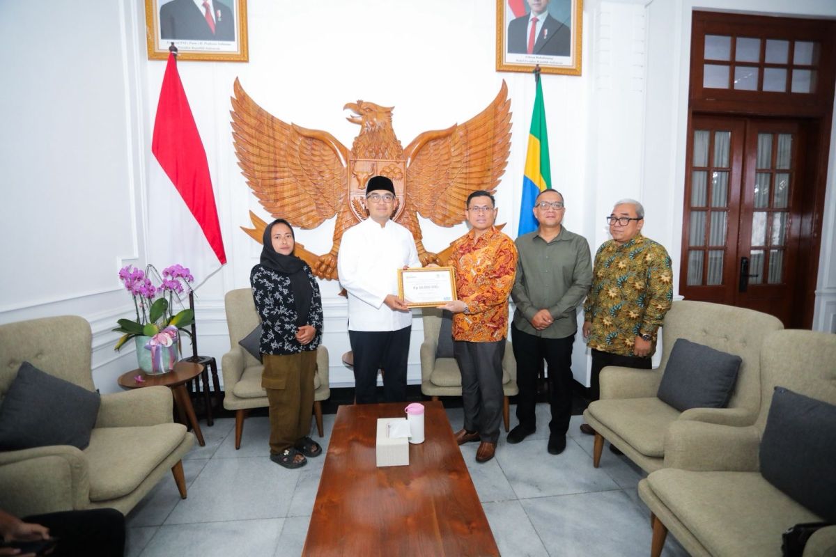 Family of victim killed by falling tree in Bandung receives compensation