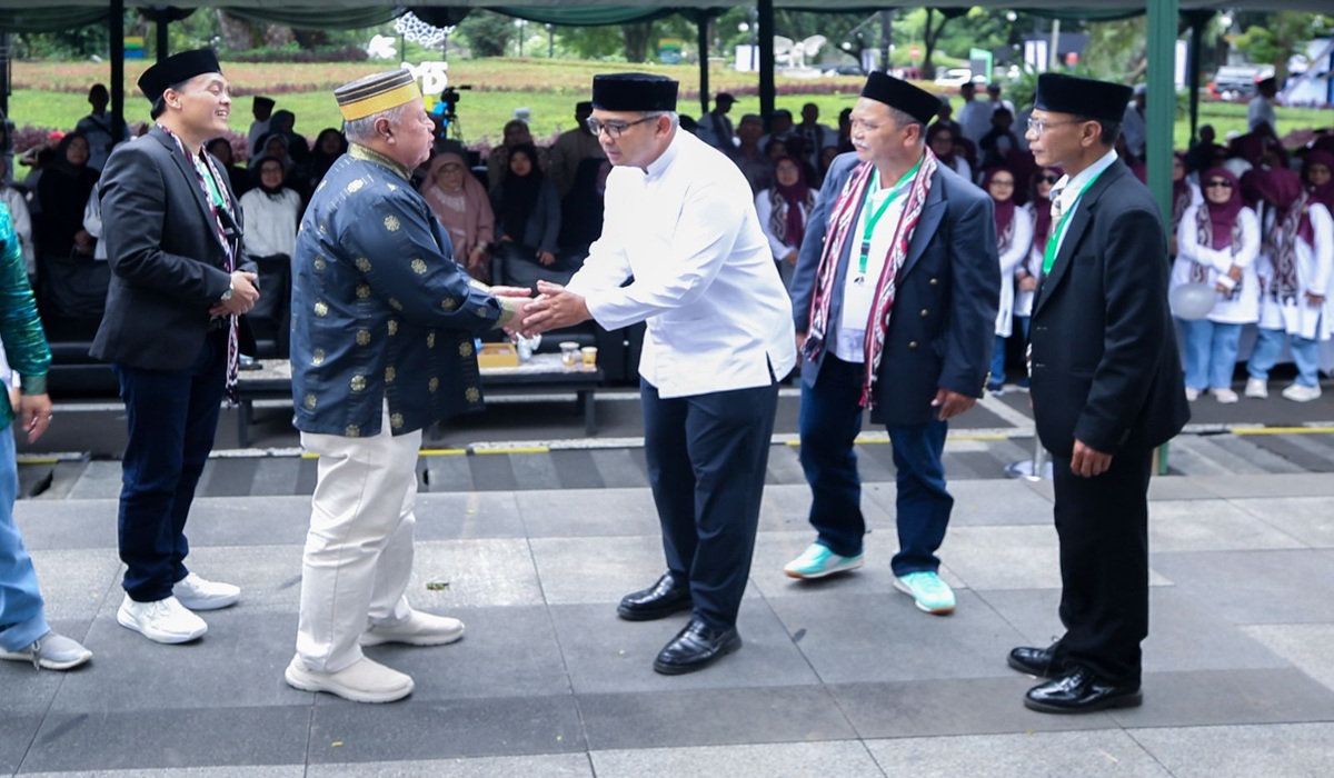 Bandung Mayor Muhammad Farhan Urges Hajj Alumni to Strengthen Social Concern