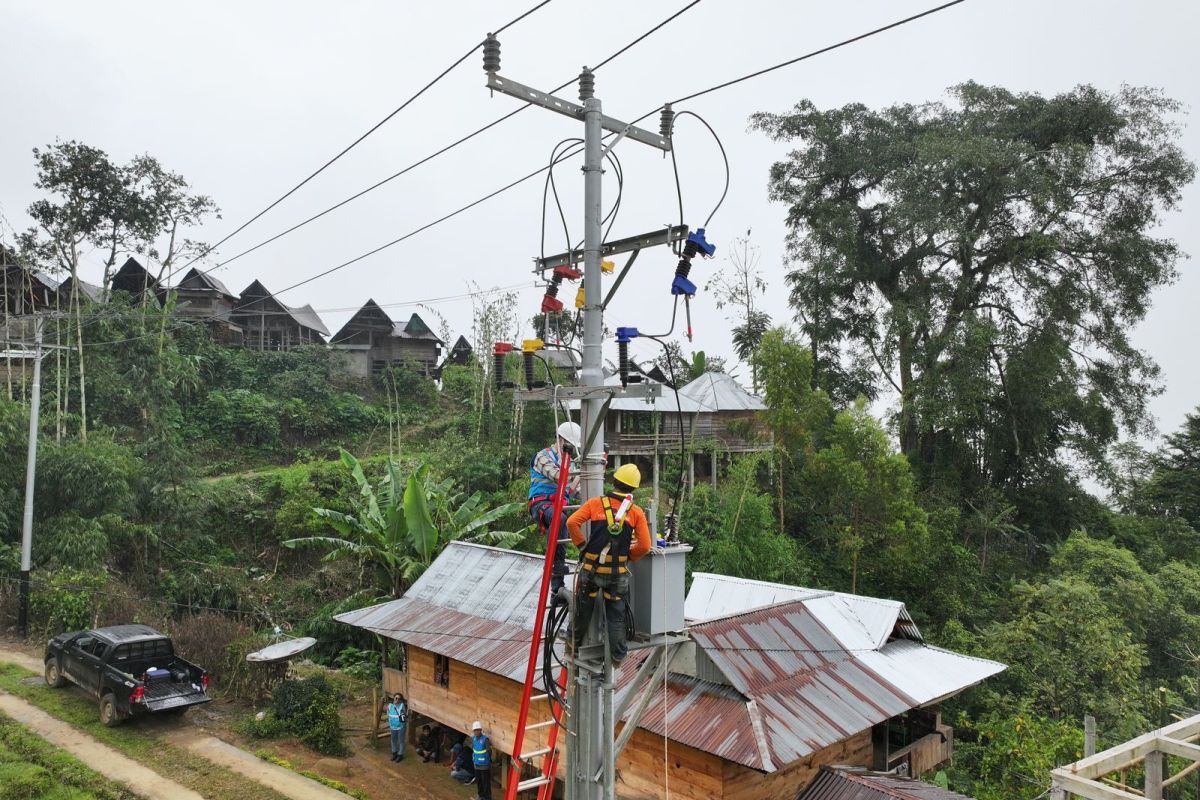 PLN Sulselrabar GM Emphasises Safe Distance of 3 Metres from Power Lines