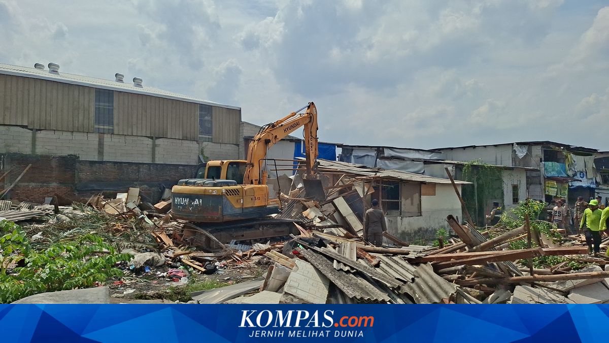 Residents' Homes on Kalideres Cemetery Land Demolished by Force Using Heavy Machinery