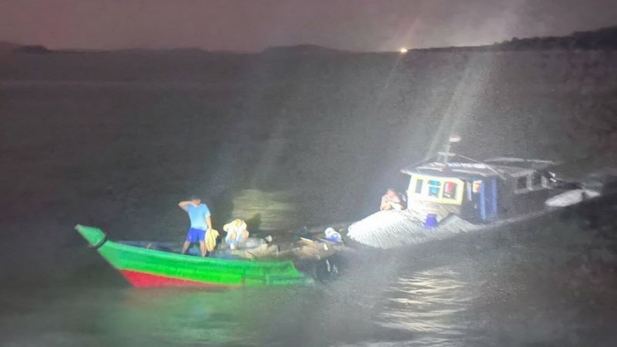 Indonesian Navy Warship Thwarts Granite Theft Operation in Kepri Waters