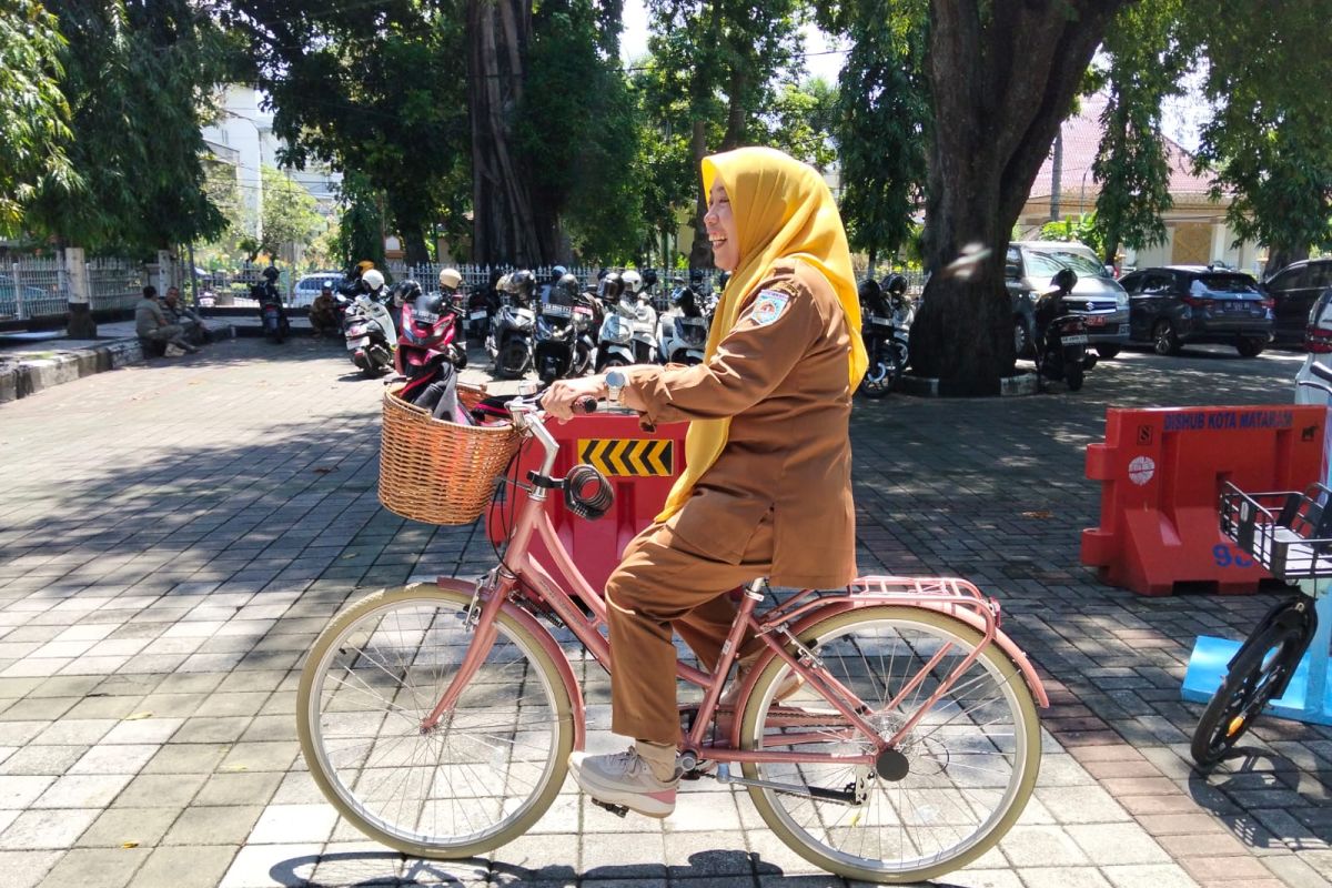 Mataram Echelon II Officials Begin Using Bicycles for Fuel Efficiency