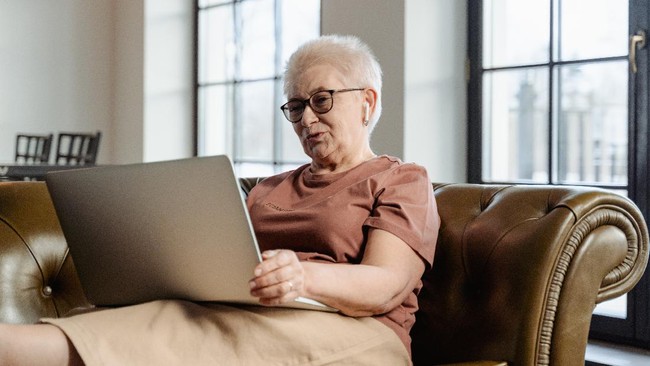 70-Year-Old Grandmother Nearly Faints Upon Receiving Rp150 Million Phone Bill
