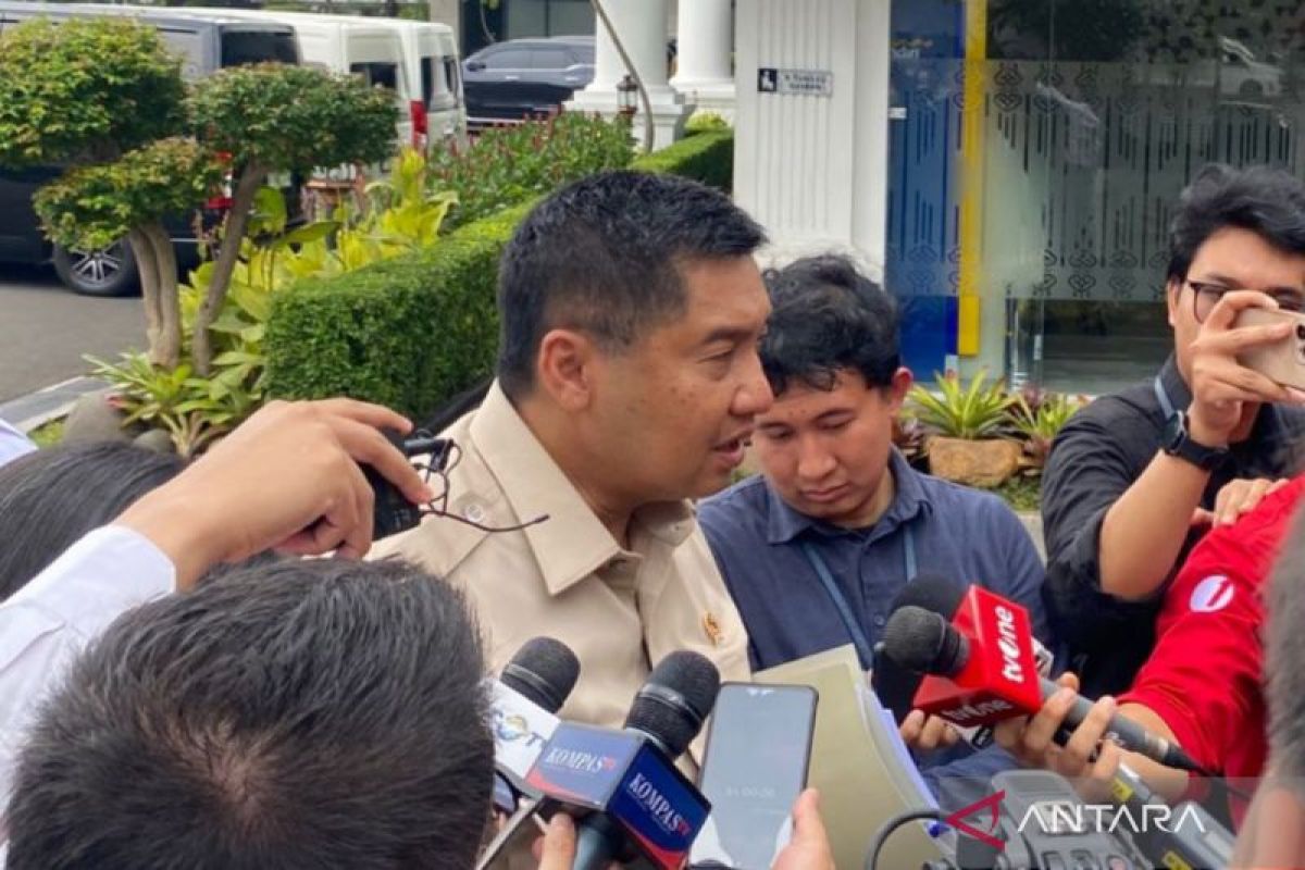 President Prabowo's limited meeting discusses housing development along railway tracks