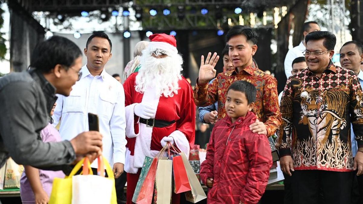 Gibran Reminds of Unity and Tolerance During Easter Parade in Kupang