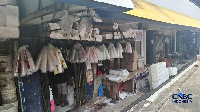 Plastic Becomes Scarce and Prices Soar, Traders Reveal the Underlying Issues