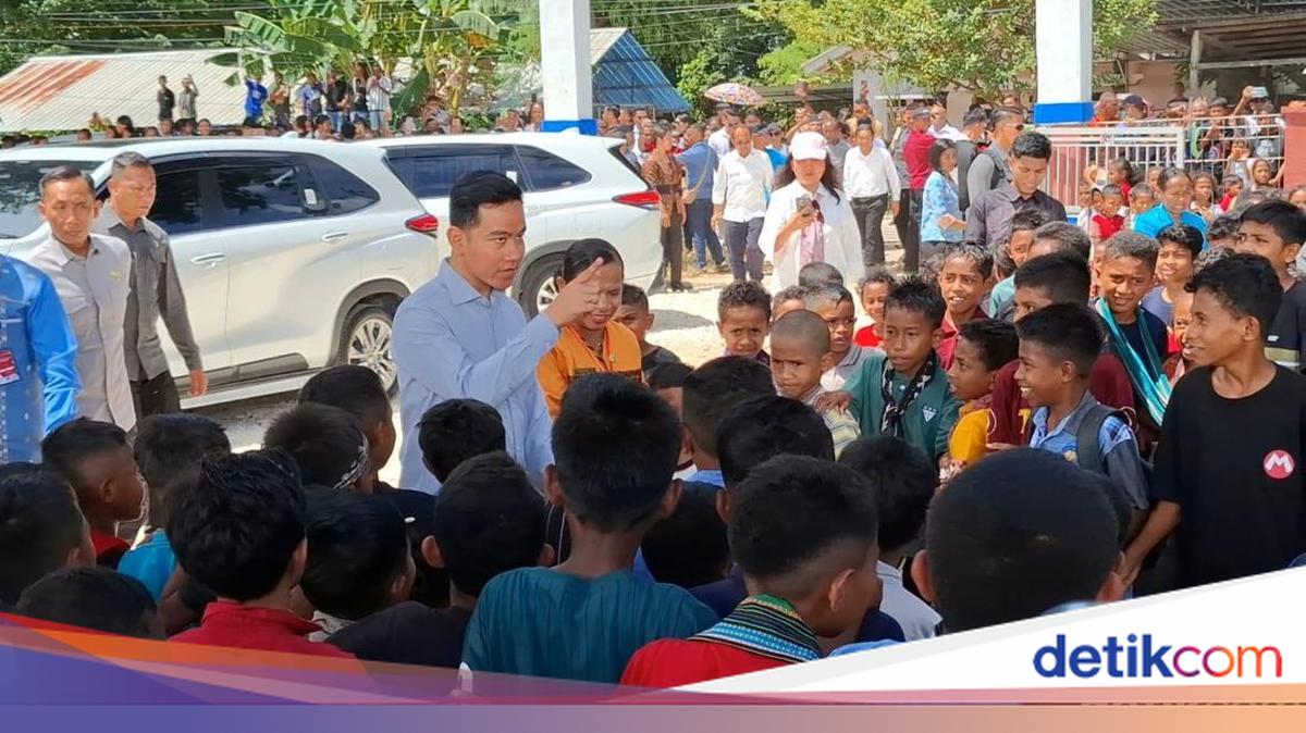 Primary School Pupils in Kupang Arrive at 6 AM to Greet Gibran Despite Holiday