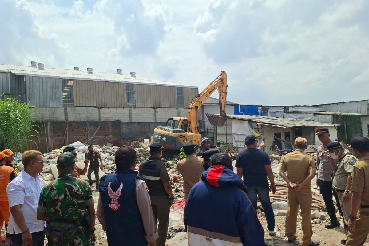 Jakarta West City Government Demolishes Buildings in Kamal for New Cemetery