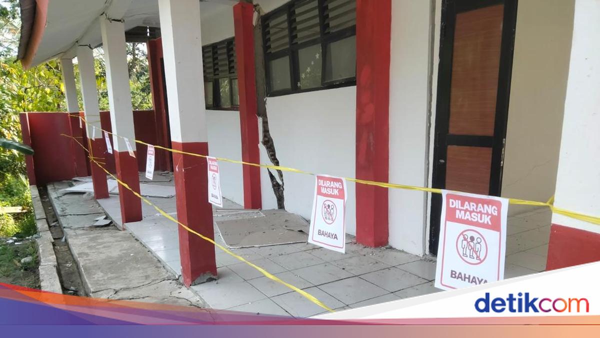Two Classrooms at SDN in Pandeglang Damaged Due to Land Movement