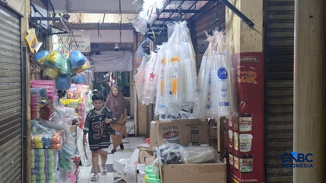 Sorry, Ladies! Extra Plastic Bag for Chicken Meat Costs Rp500