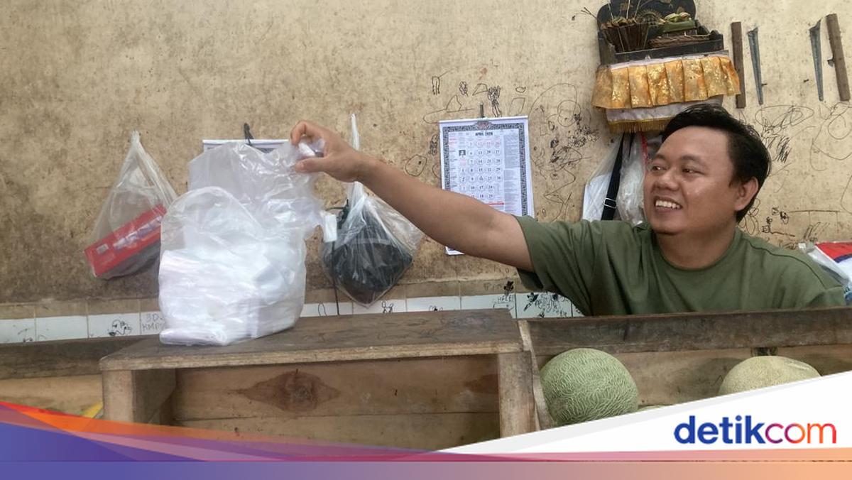 Galiran Market Traders in Klungkung Complain About Rising Plastic Prices