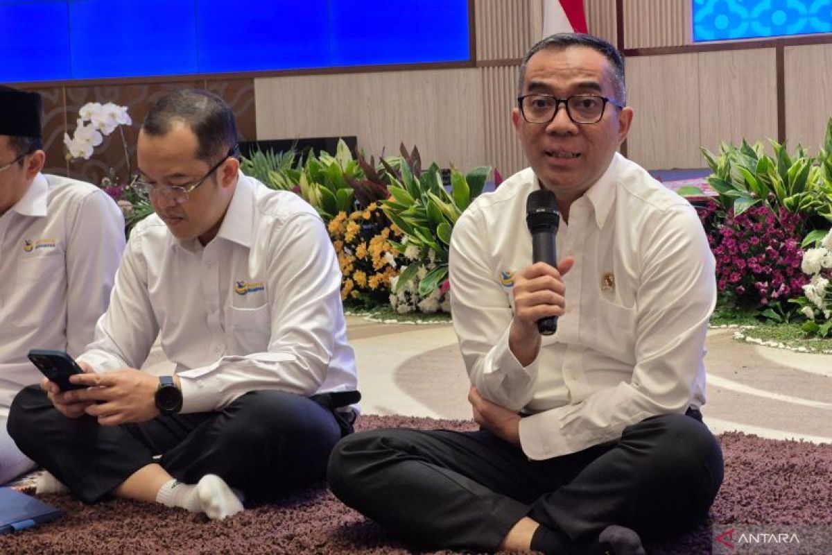 Minister urges weekly work-from-home policy at universities