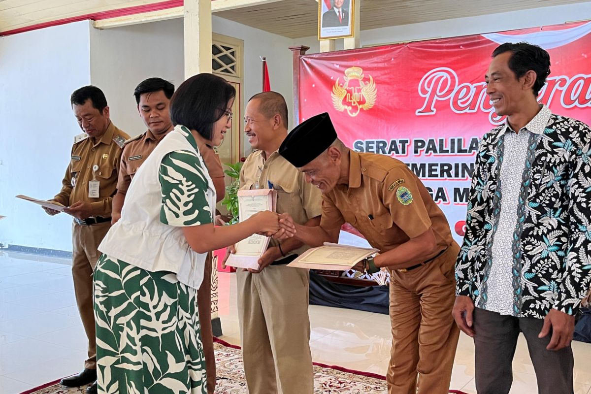 Keraton hands over marriage certificates for Sultan's Land in Gunungkidul