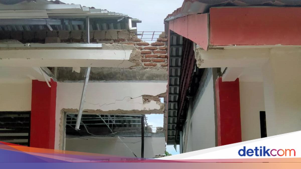 Two Classrooms Collapse, SDN Students in Pandeglang Study in Kitchen for 4 Months