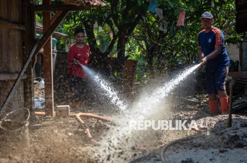 Joint Task Force Collaboratively Assists Residents in Cleaning Flood Debris in Demak