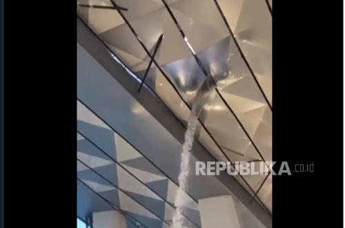 Roof of Terminal 3 at Soekarno-Hatta Airport Collapses Due to Heavy Rain, Flowing Like a Waterfall