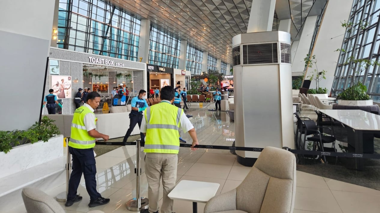 Angkasa Pura Operational Staff Respond Swiftly to Bad Weather at Soekarno-Hatta Airport
