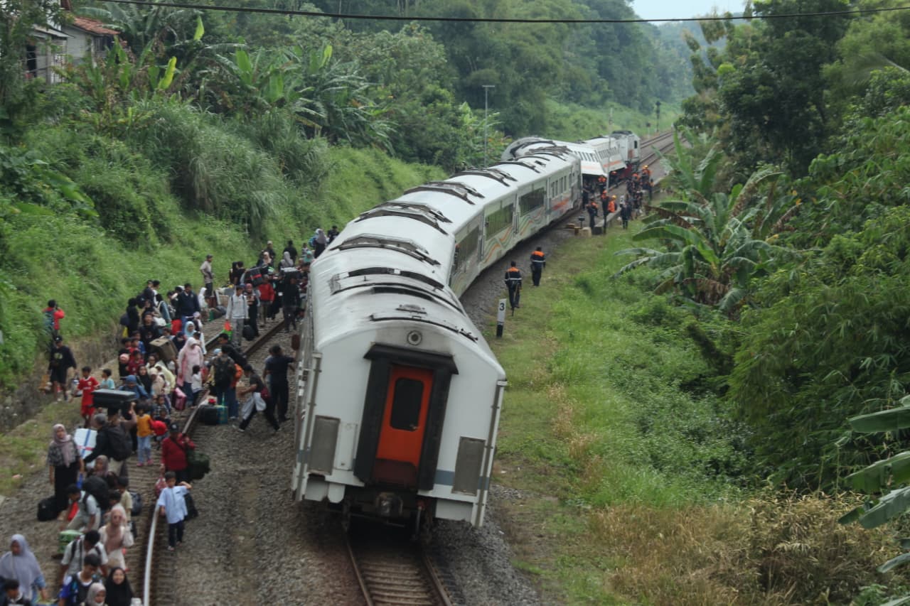 Bangunkarta Train Derails in Bumiayu, Railway Line Impassable