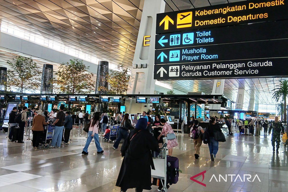 Dozens of flights at Soekarno-Hatta Airport diverted due to extreme weather