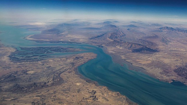 Arab Negotiator Suddenly Meets Iran, Requests Involvement in Regulating the Strait of Hormuz