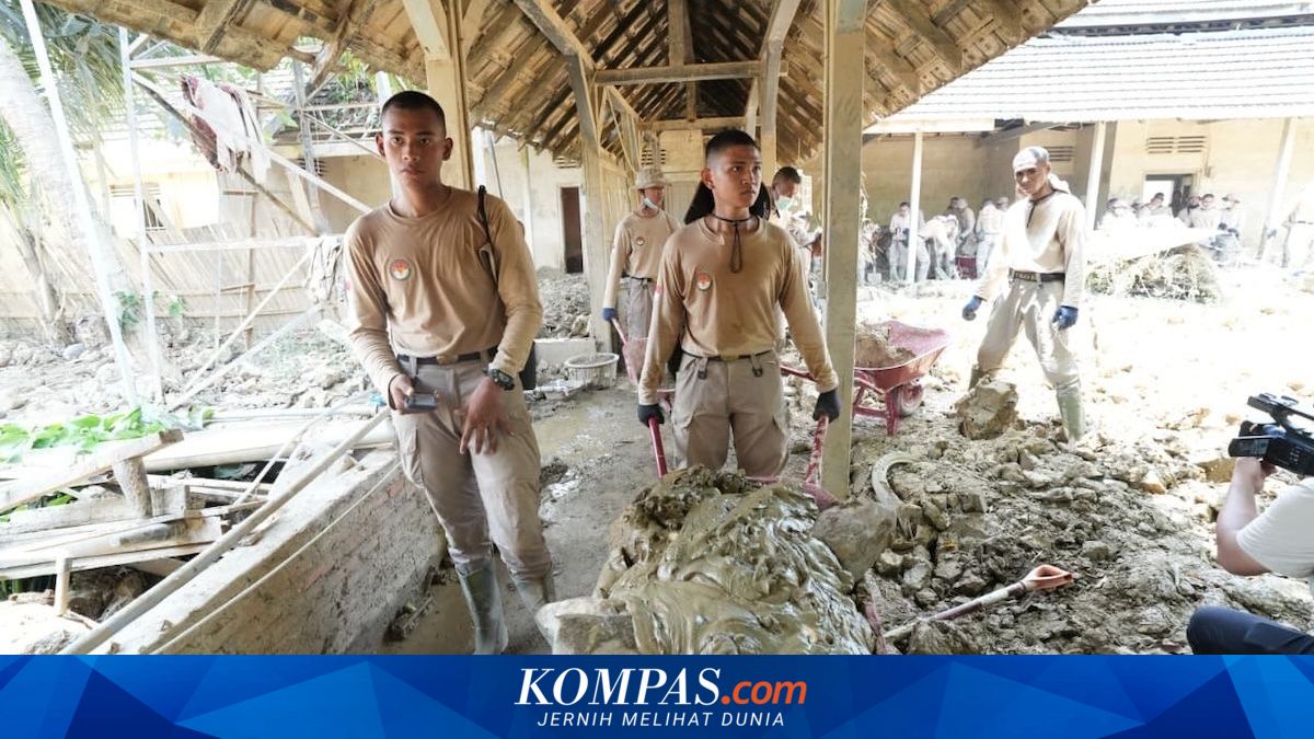 IPDN Cadets Battle Mud to Restore Glory of Historic Site in Aceh Tamiang