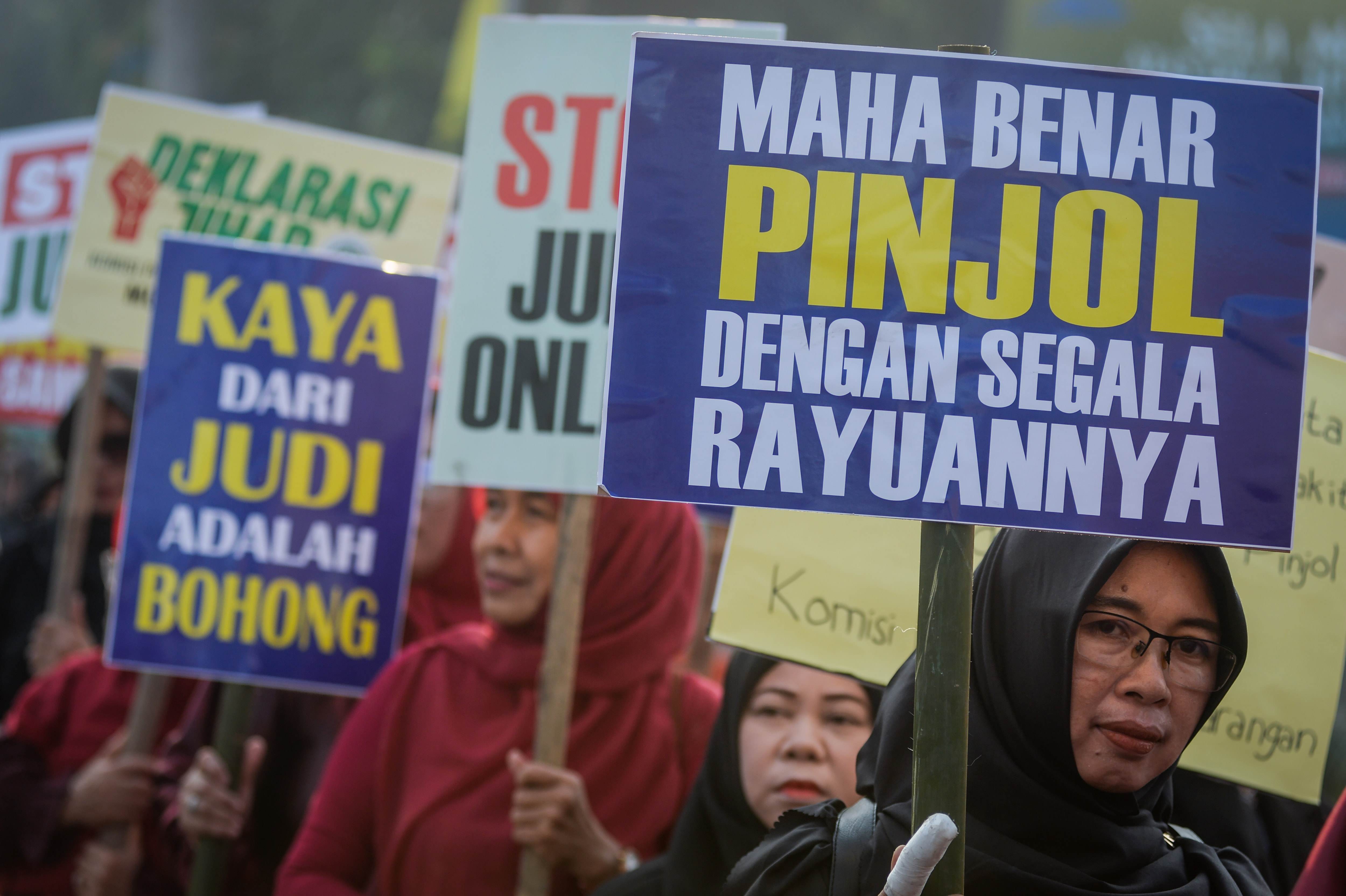 Surpassing Rp100 Trillion, Indonesians' Online Loan Debt Surges 25 Percent