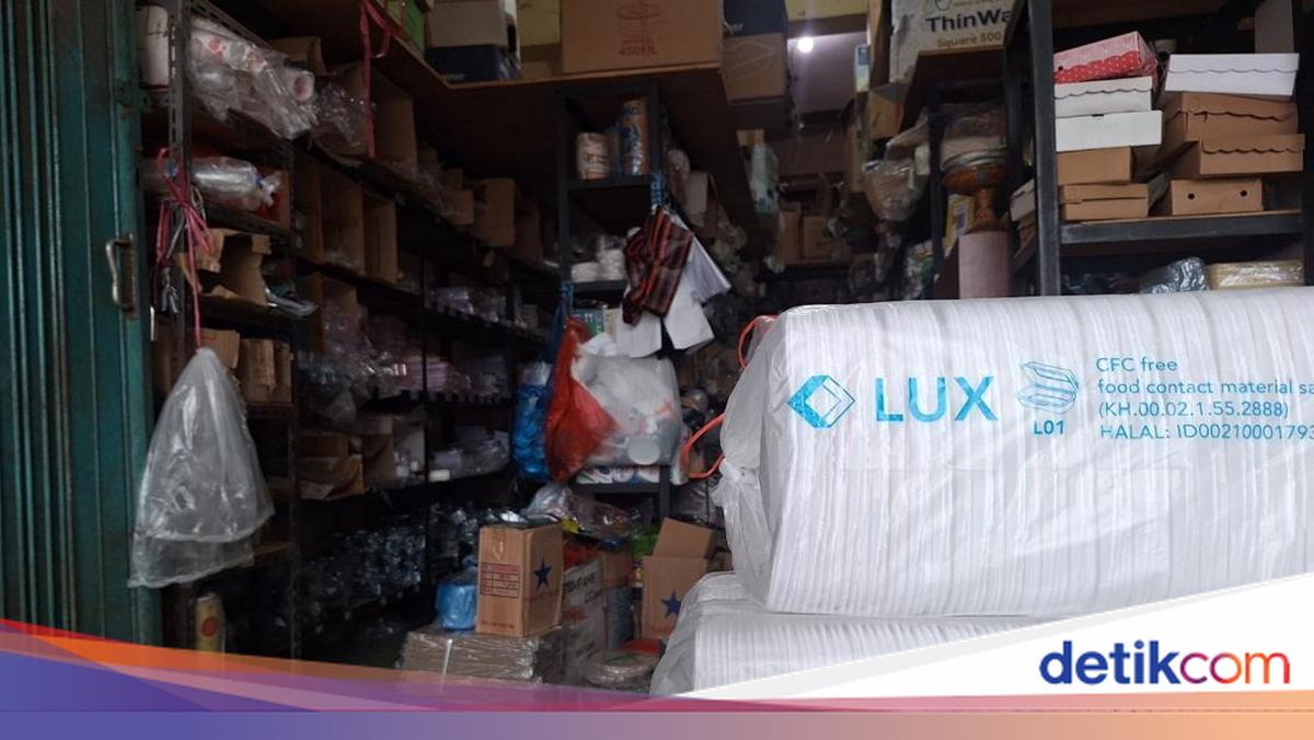 Plastic Prices Skyrocket, Traders in Mataram Cry Out