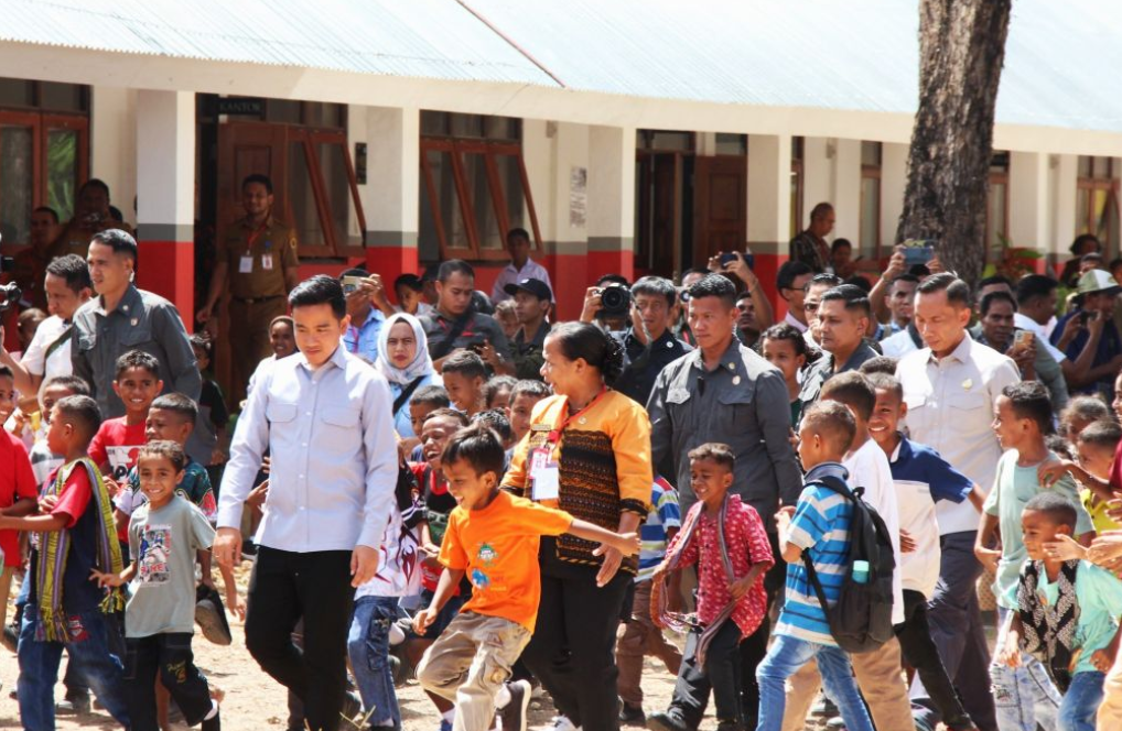 Gibran Donates 15 Chromebooks to SD Inpres Kaniti in Kupang