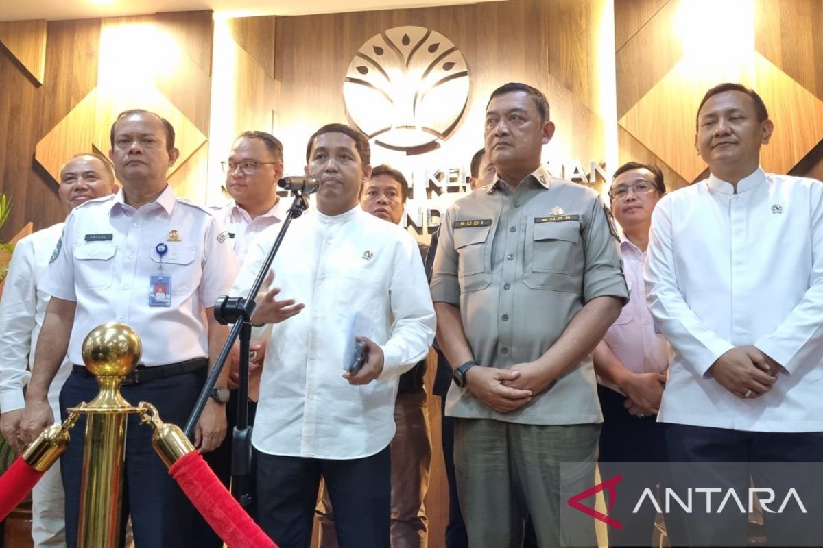 To Prevent Forest and Land Fires, Forestry Minister Emphasises Weather Modification Operation to Wet Peatlands