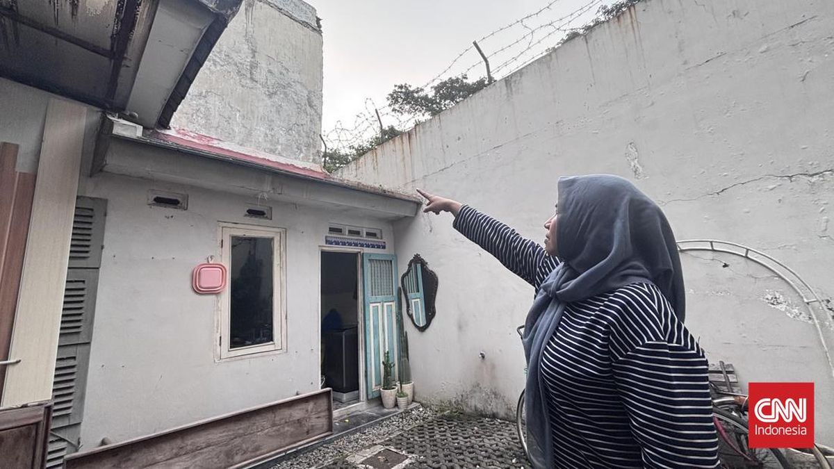 Several Residents' Homes Damaged by Steel Factory Explosion in Sidoarjo