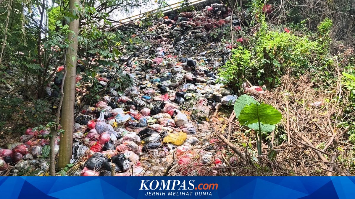 Despite Patrols Until the Early Hours, Rubbish Piles Up Next to Jurangmangu Station