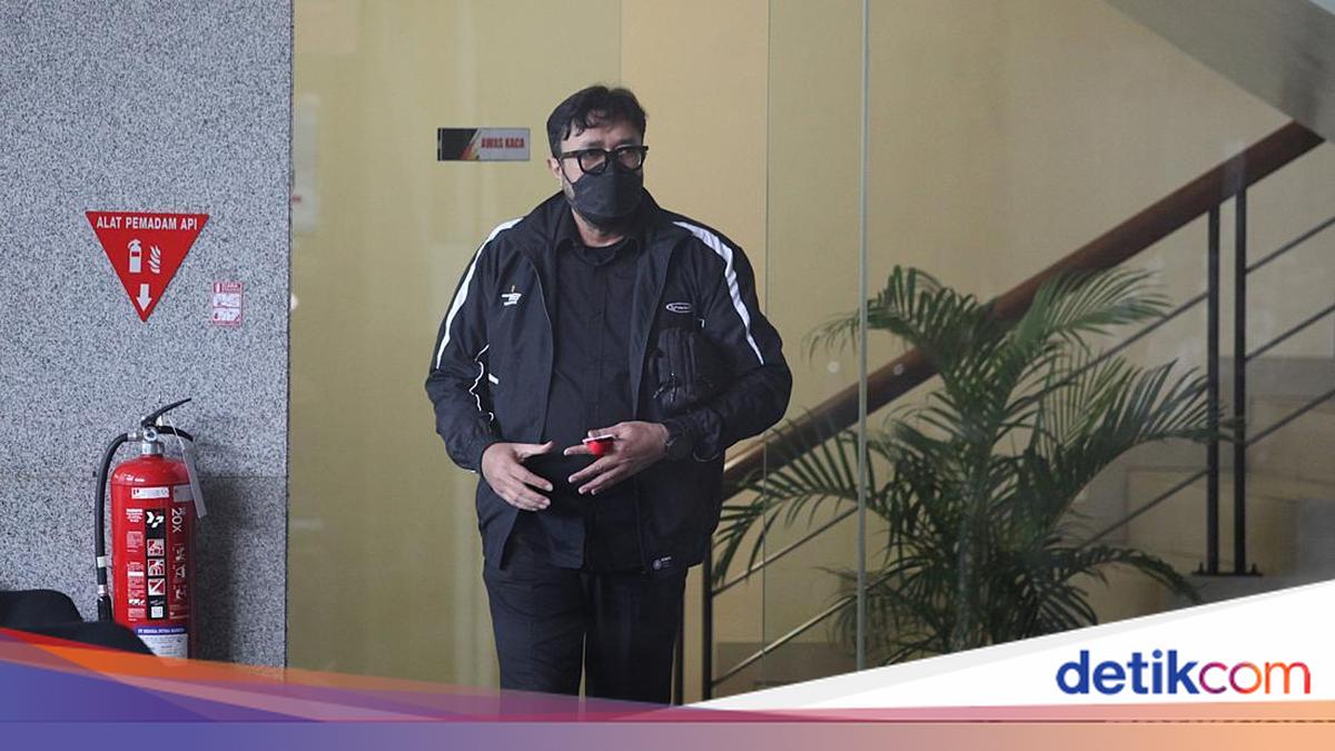 KPK Seizes Several Documents During Search of Ono Surono's House in Indramayu
